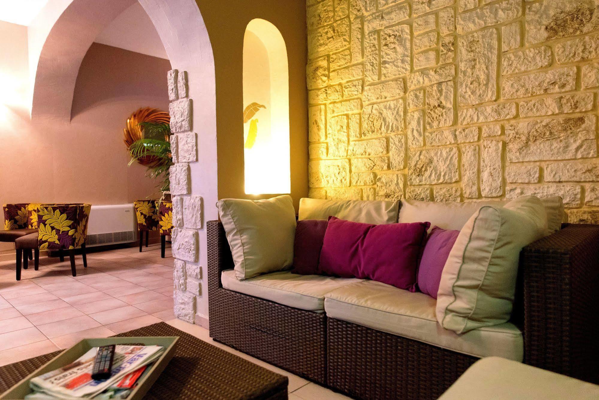 Logis Hostellerie De L'Abbaye Ле-Тороне Экстерьер фото