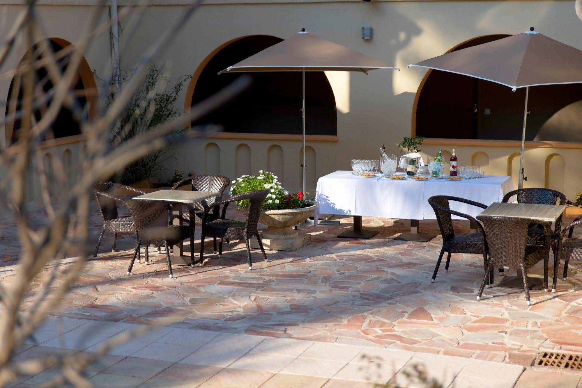 Logis Hostellerie De L'Abbaye Ле-Тороне Экстерьер фото